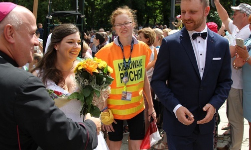 Justyna i Maciej Sadlikowie z bp. Piotrem Gregerem na Jasnej Górze.