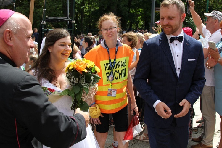 Justyna i Maciej Sadlikowie z bp. Piotrem Gregerem na Jasnej Górze.