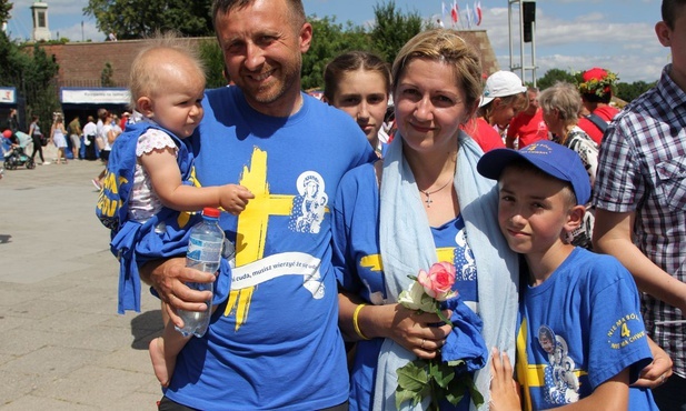 Rodzina Leonarczyków z Brzeszcz w komplecie: mama Marzena, tata Mariusz, 13-letnia Kasia, 11-letni Adaś i 9-miesięczna Sara.