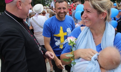 Sara Leonarczyk śpi w ramionach mamy Marzeny, która wita się z bp. Piotrem Gregerem na Jasnej Górze. Z tyłu idzie tata Mariusz.