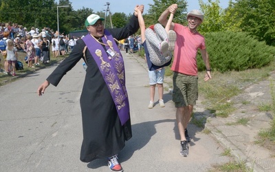 Ks. Krzysztof Kołtunowicz zaraża swoim optymizmem i radością.