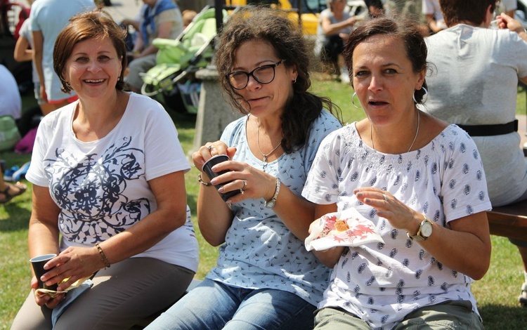 Hałcnowskie parafianki: Beata, Dorota i Maria szły pierwszy dzień z Hałcnowa.