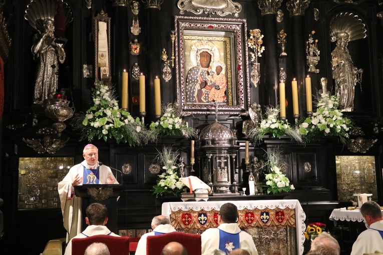 - Dziękuję za piękne świadectwo waszej wiary, jakie daliście, będąc w drodze - mówił bp Szlachetka.