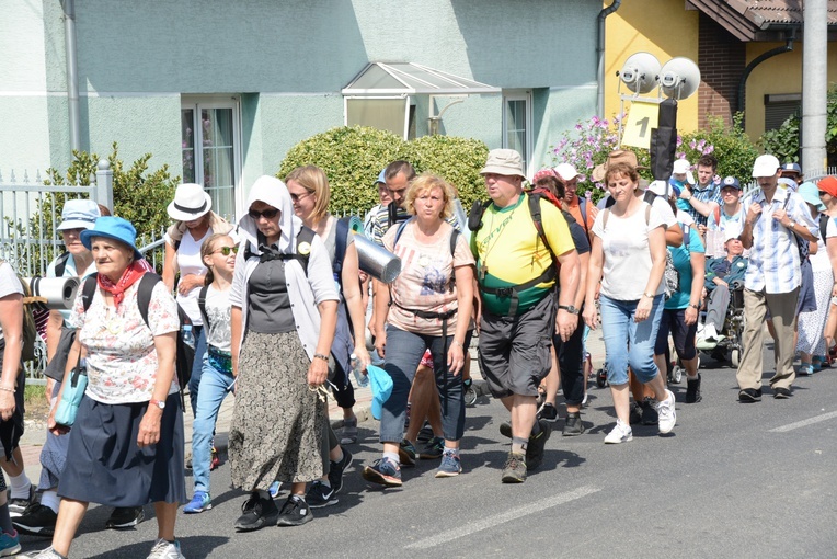 Pielgrzymi zdobywają Górę św. Anny