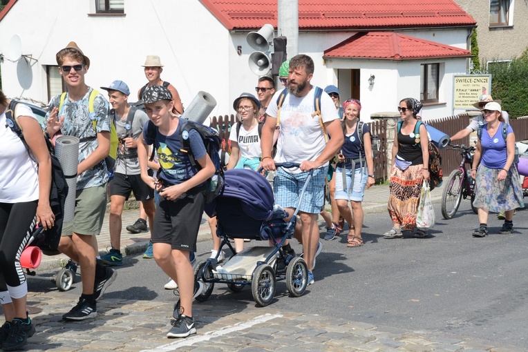 Pielgrzymi zdobywają Górę św. Anny
