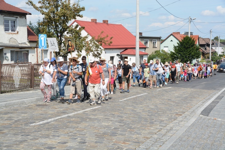 Pielgrzymi zdobywają Górę św. Anny