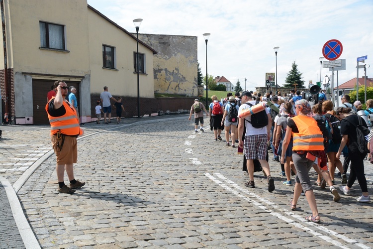 Pielgrzymi zdobywają Górę św. Anny