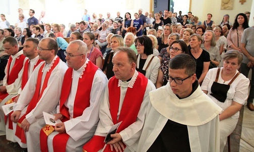 Uczestnicy uroczystości w 77. rocznicę śmierci św. Teresy Benedykty od Krzyża - Edyty Stein.