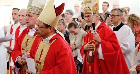 Abp Grzegorz Ryś, bp Piotr Greger i bp Clemens Pickel - przewodniczący Eucharystii ku czci św. Teresy Benedykty od Krzyża, w oświęcimskim Karmelu.