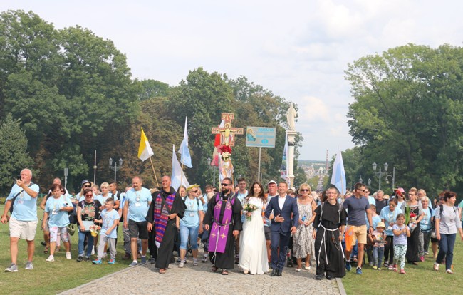 Pielgrzymka radomska - kolumna skarżyska