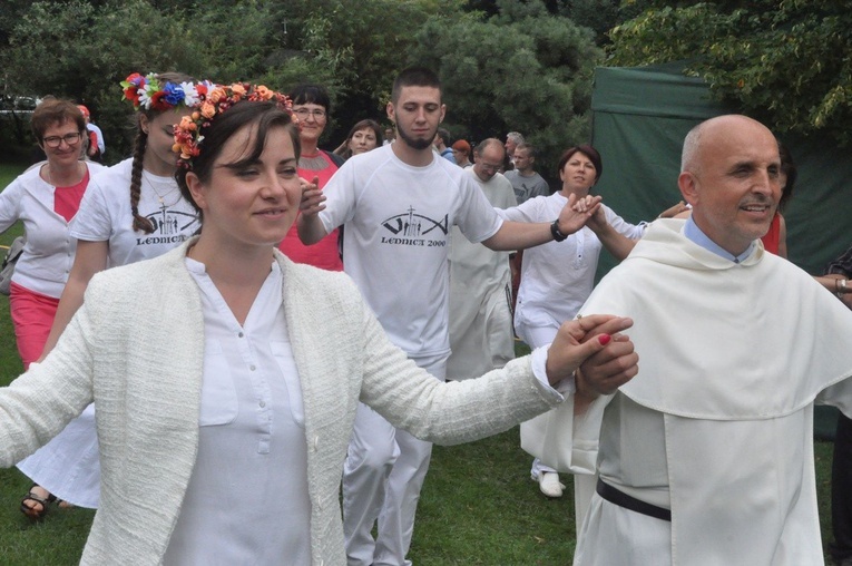 Polonez koronacyjny na łące.