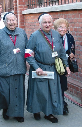 Siostra por. Janina Chmielińska, ps. Chmiel (w środku), w czasie powstania warszawskiego obchodziła 17. urodziny.