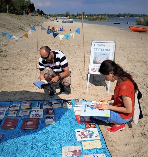 Jezioro Tarnobrzeskie. Książki na piasku