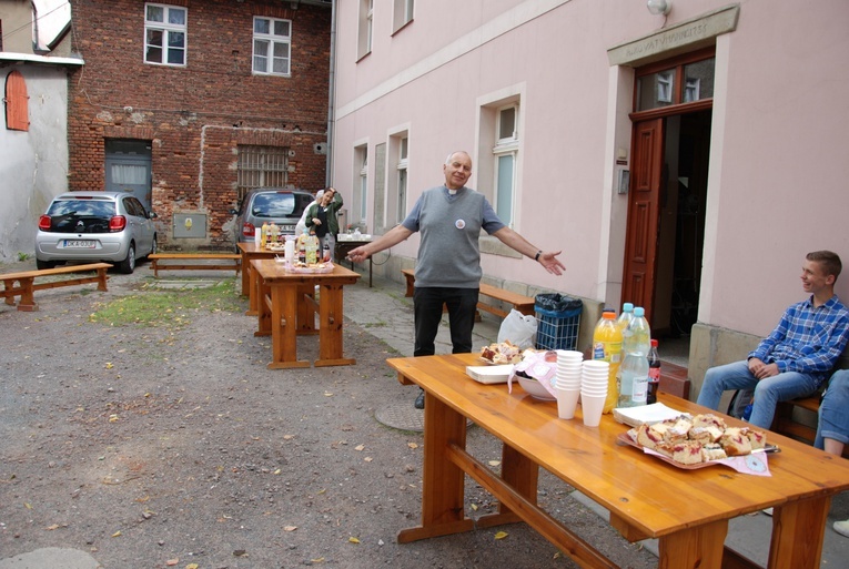 Szli i doszli przed Jej oblicze