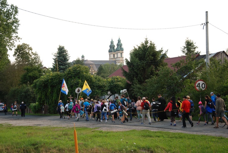 Szli i doszli przed Jej oblicze