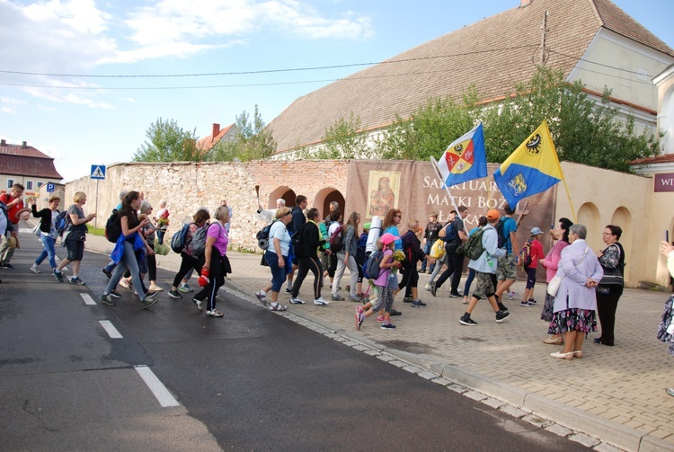 Szli i doszli przed Jej oblicze