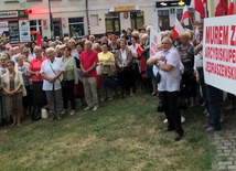 Po Eucharystii uczestnicy spotkali się na wiecu obok kościoła Świętej Trójcy.