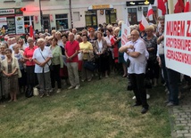 Po Eucharystii uczestnicy spotkali się na wiecu obok kościoła Świętej Trójcy.