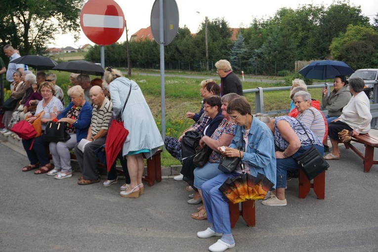 Pielgrzymka ze Świdnicy i modlitwa przy figurze Maryi w Witoszowie