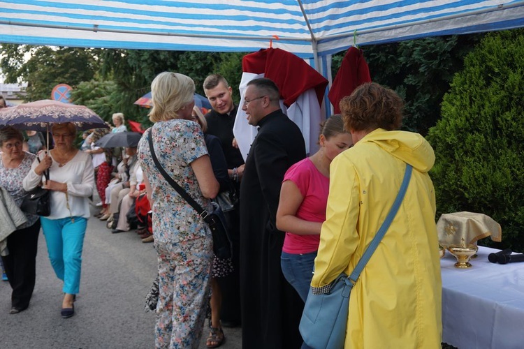 Pielgrzymka ze Świdnicy i modlitwa przy figurze Maryi w Witoszowie