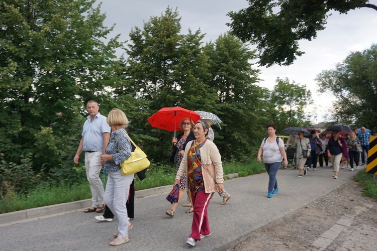 Pielgrzymka ze Świdnicy i modlitwa przy figurze Maryi w Witoszowie