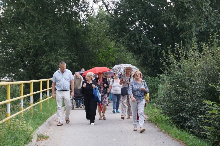 Pielgrzymka ze Świdnicy i modlitwa przy figurze Maryi w Witoszowie