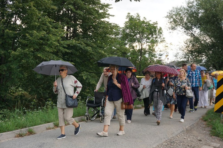 Pielgrzymka ze Świdnicy i modlitwa przy figurze Maryi w Witoszowie