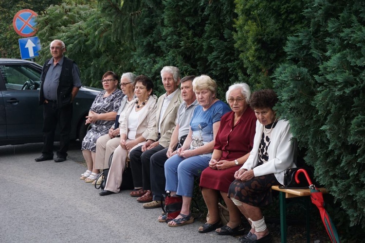 Pielgrzymka ze Świdnicy i modlitwa przy figurze Maryi w Witoszowie