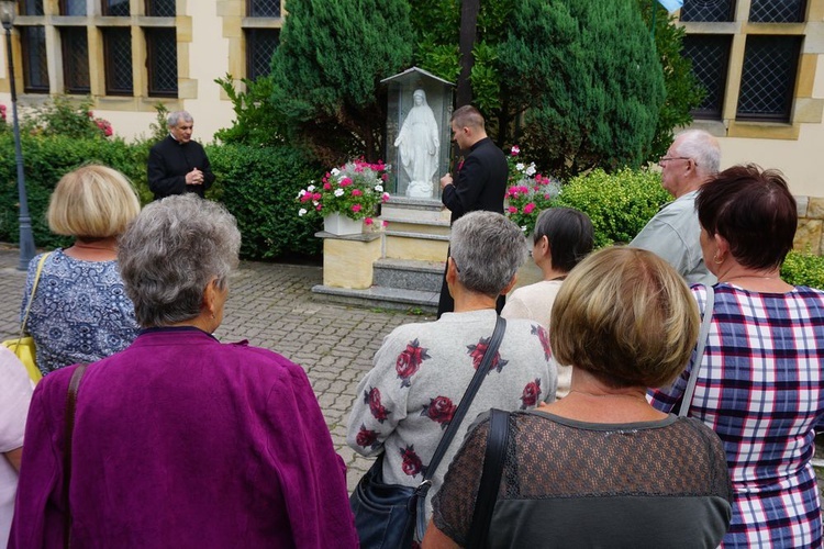 Pielgrzymka ze Świdnicy i modlitwa przy figurze Maryi w Witoszowie