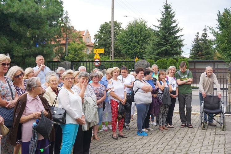 Pielgrzymka ze Świdnicy i modlitwa przy figurze Maryi w Witoszowie