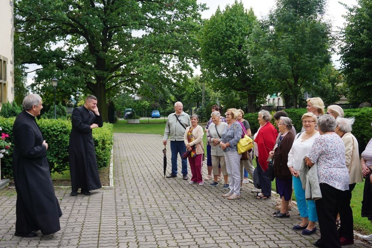 Pielgrzymka ze Świdnicy i modlitwa przy figurze Maryi w Witoszowie