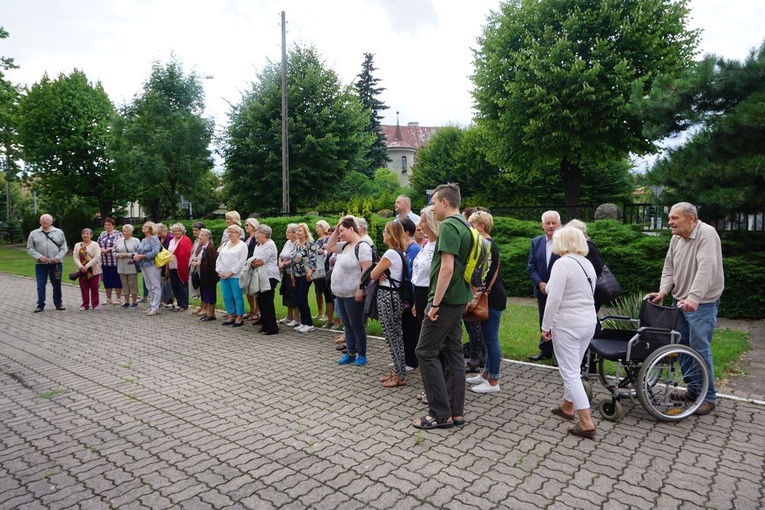 Pielgrzymka ze Świdnicy i modlitwa przy figurze Maryi w Witoszowie