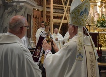 Biskup I. Dec oraz kustosz sanktuarium założyli nowe szaty Matce Bożej.