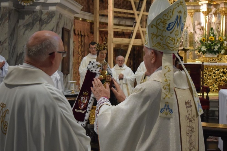 Biskup I. Dec oraz kustosz sanktuarium założyli nowe szaty Matce Bożej.