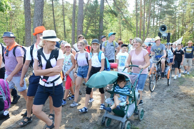 Pielgrzymi na leśnych ścieżkach