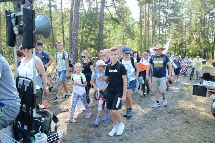 Pielgrzymi na leśnych ścieżkach