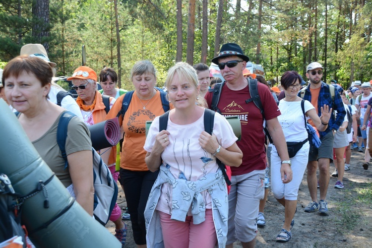 Pielgrzymi na leśnych ścieżkach