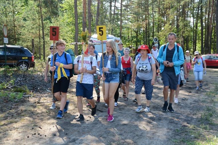 Pielgrzymi na leśnych ścieżkach