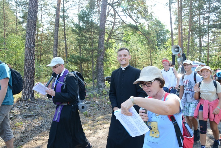 Pielgrzymi na leśnych ścieżkach