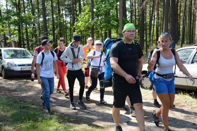 Pielgrzymi na leśnych ścieżkach