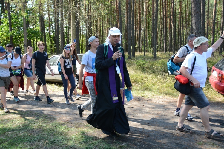 Pielgrzymi na leśnych ścieżkach