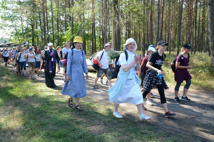 Pielgrzymi na leśnych ścieżkach