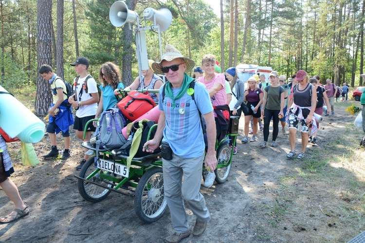 Pielgrzymi na leśnych ścieżkach