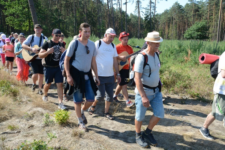 Pielgrzymi na leśnych ścieżkach