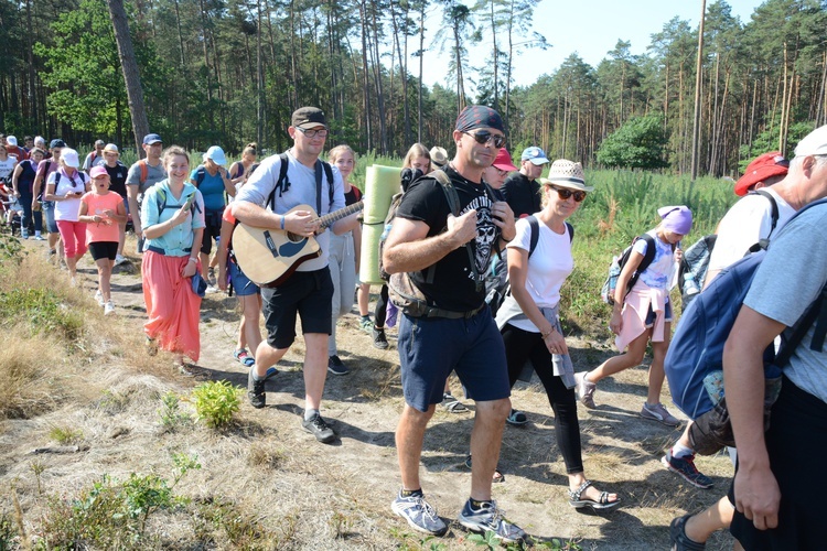 Pielgrzymi na leśnych ścieżkach