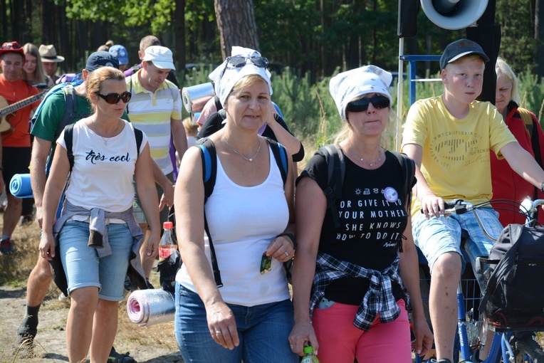 Pielgrzymi na leśnych ścieżkach