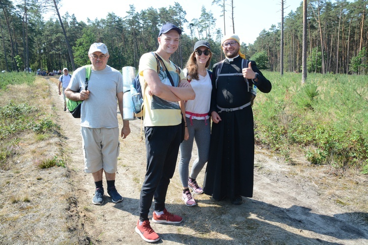 Pielgrzymi na leśnych ścieżkach