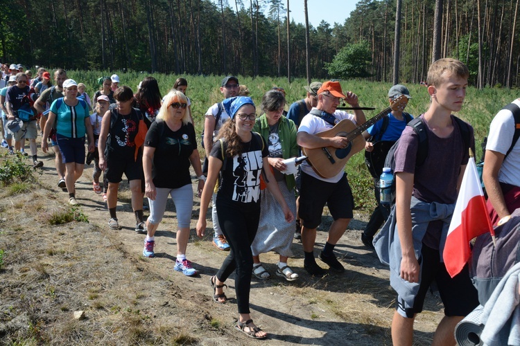 Pielgrzymi na leśnych ścieżkach