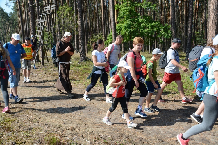 Pielgrzymi na leśnych ścieżkach