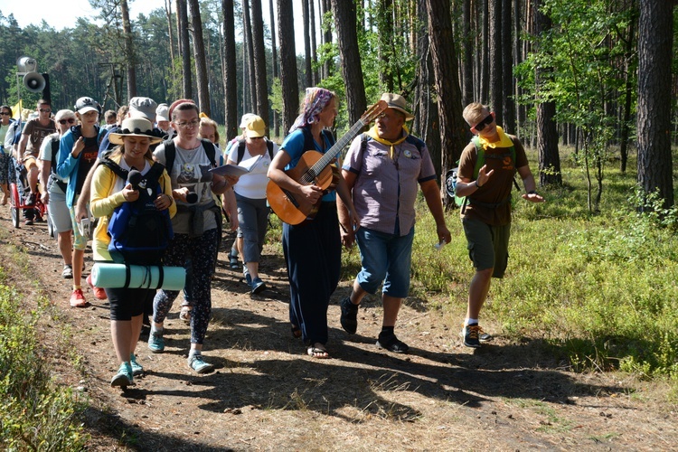 Pielgrzymi na leśnych ścieżkach